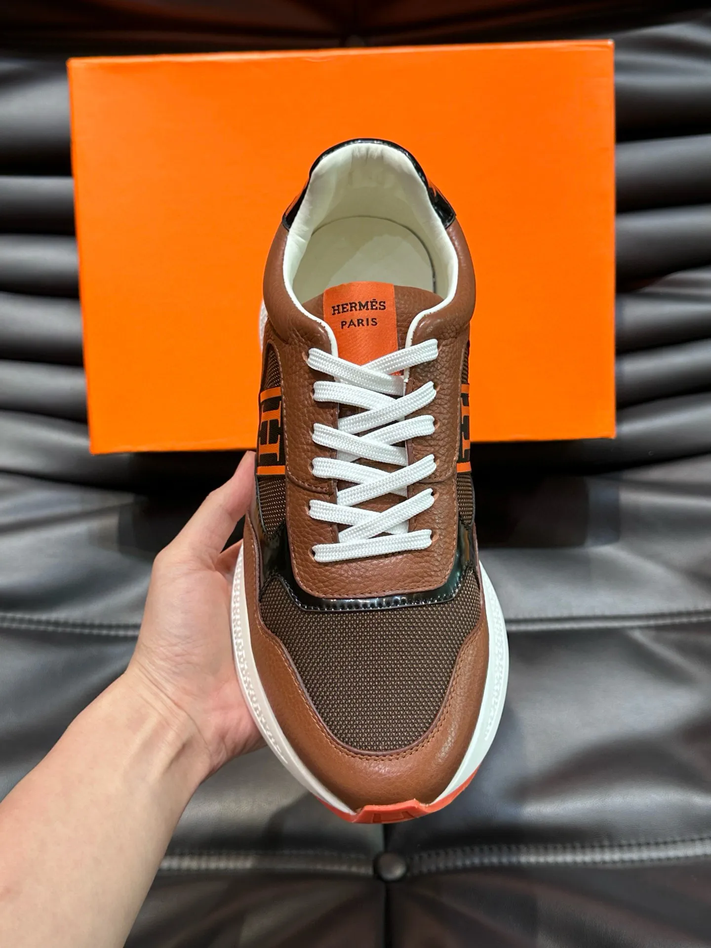 Factory price: 540💰HERMES/Hermes Hugo thick-soled sneakers are casual men's shoes. These sneakers are made of imported first-layer cowhide leather and breathable mesh design. The contrasting color design creates a dynamic and modern shape. The front end of the toe is decorated with natural-color rubber inlays. The style is novel and fashionable. The texture is incomparable, with cowhide lining and cowhide foot pads, the upper foot is comfortable and breathable, and the rubber sole is decorated with geometric patterns and iconic "H" details. A very personal one! Size: 39-44 (customized at 38.45)